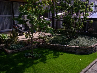 自然石と西洋芝